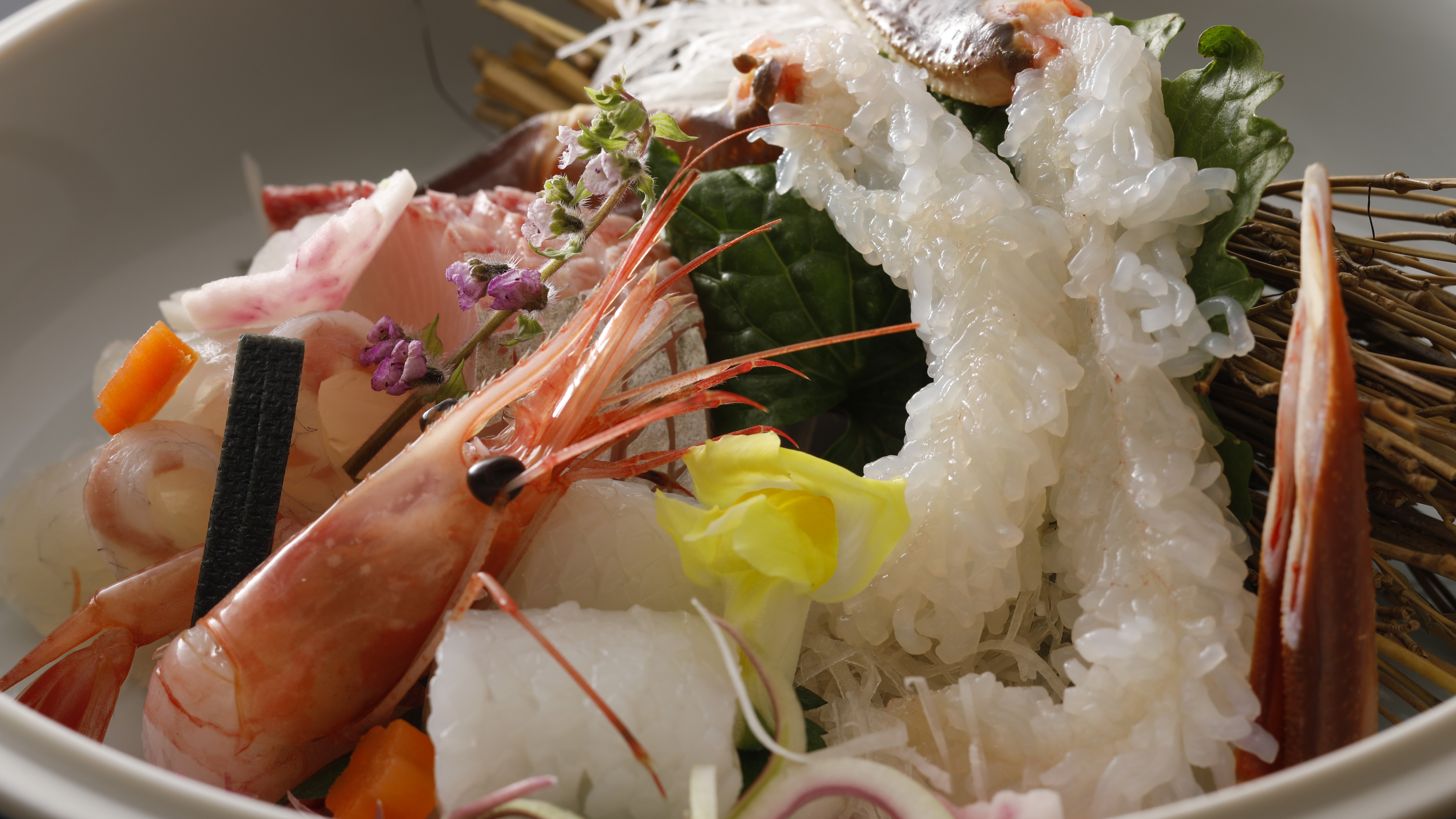 【冬・お料理】日本海産松葉がにの花咲くお刺身（カニ刺し）と、鰤、鯛、烏賊、甘海老などのお造り４種盛