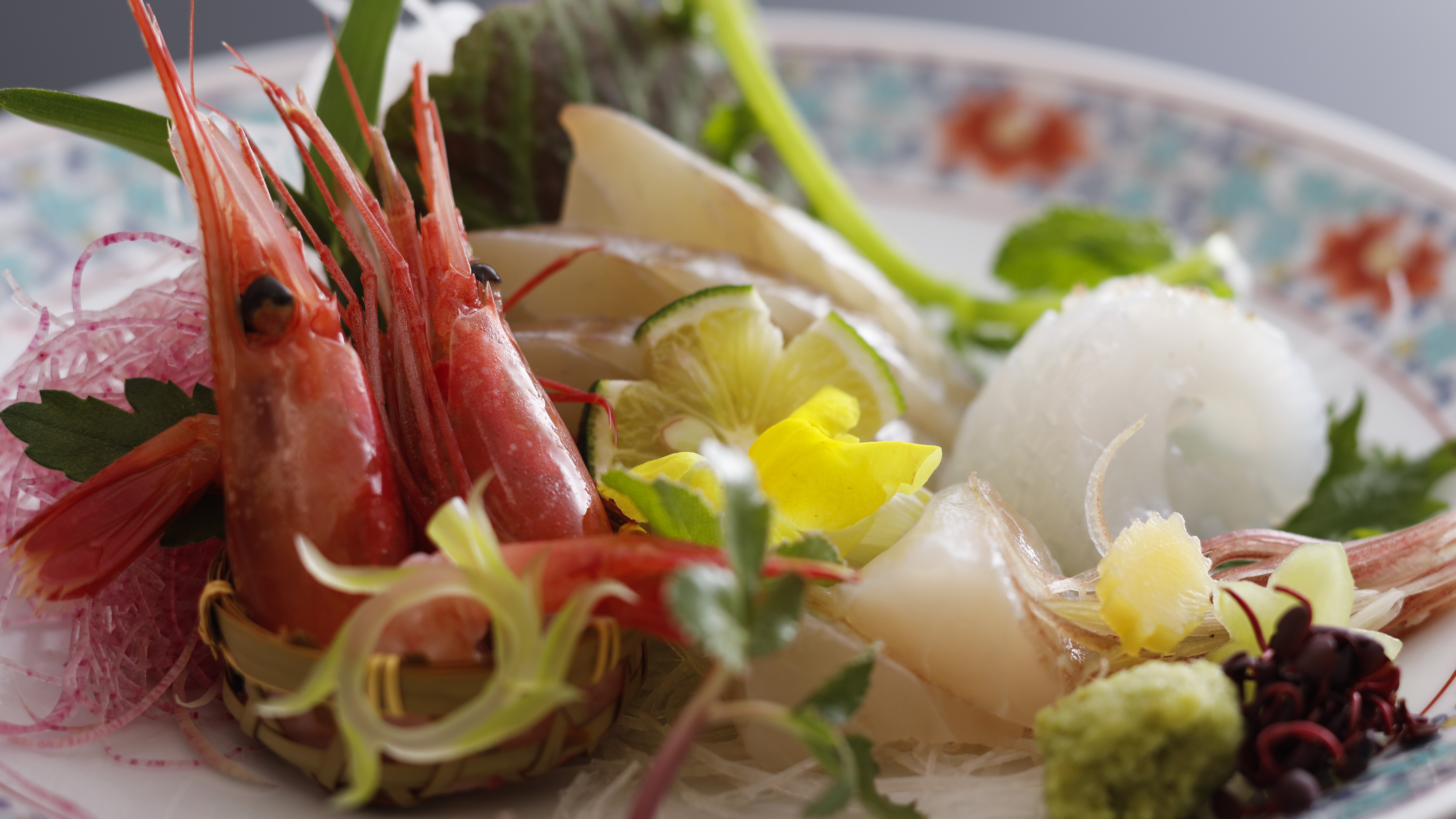 【夏・お料理】スズキ、白烏賊、甘海老のお造り3種で海の幸を味わう！