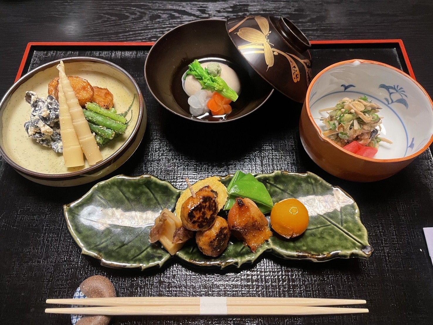 口取 胡麻豆腐 木ノ子の霙和え 山菜の盛り合わせ