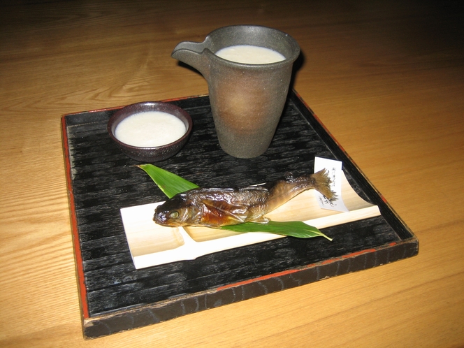 どぶろくと岩魚の炭火焼