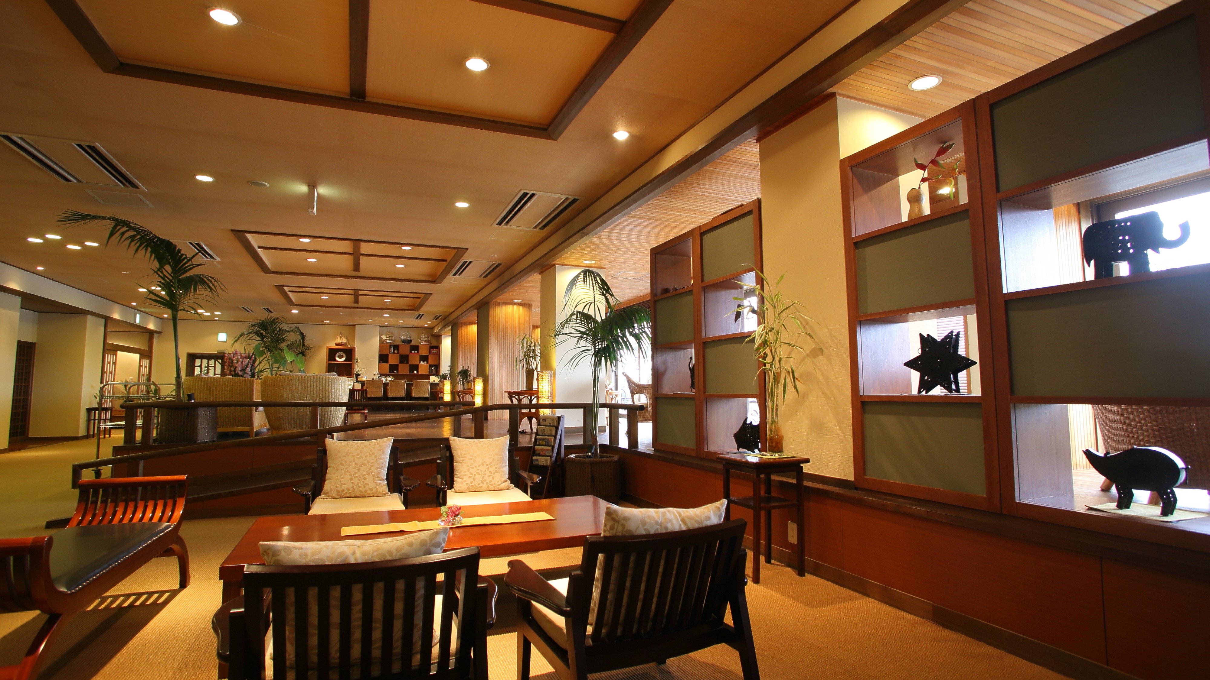 【ロビーラウンジ】南国バリを思わせるこだわりのラウンジです