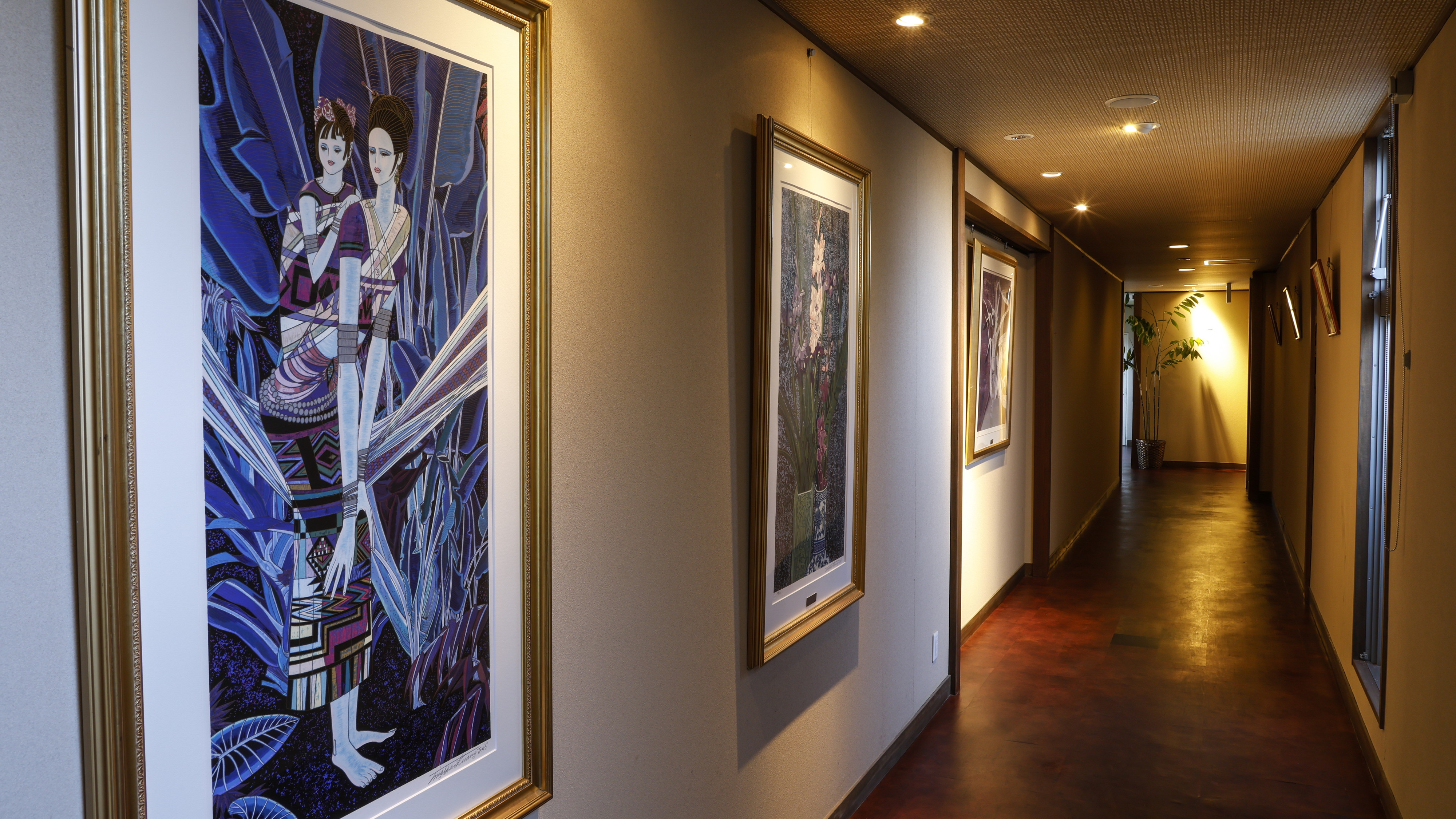 【ギャラリー】廊下にはアート作品を展示しております