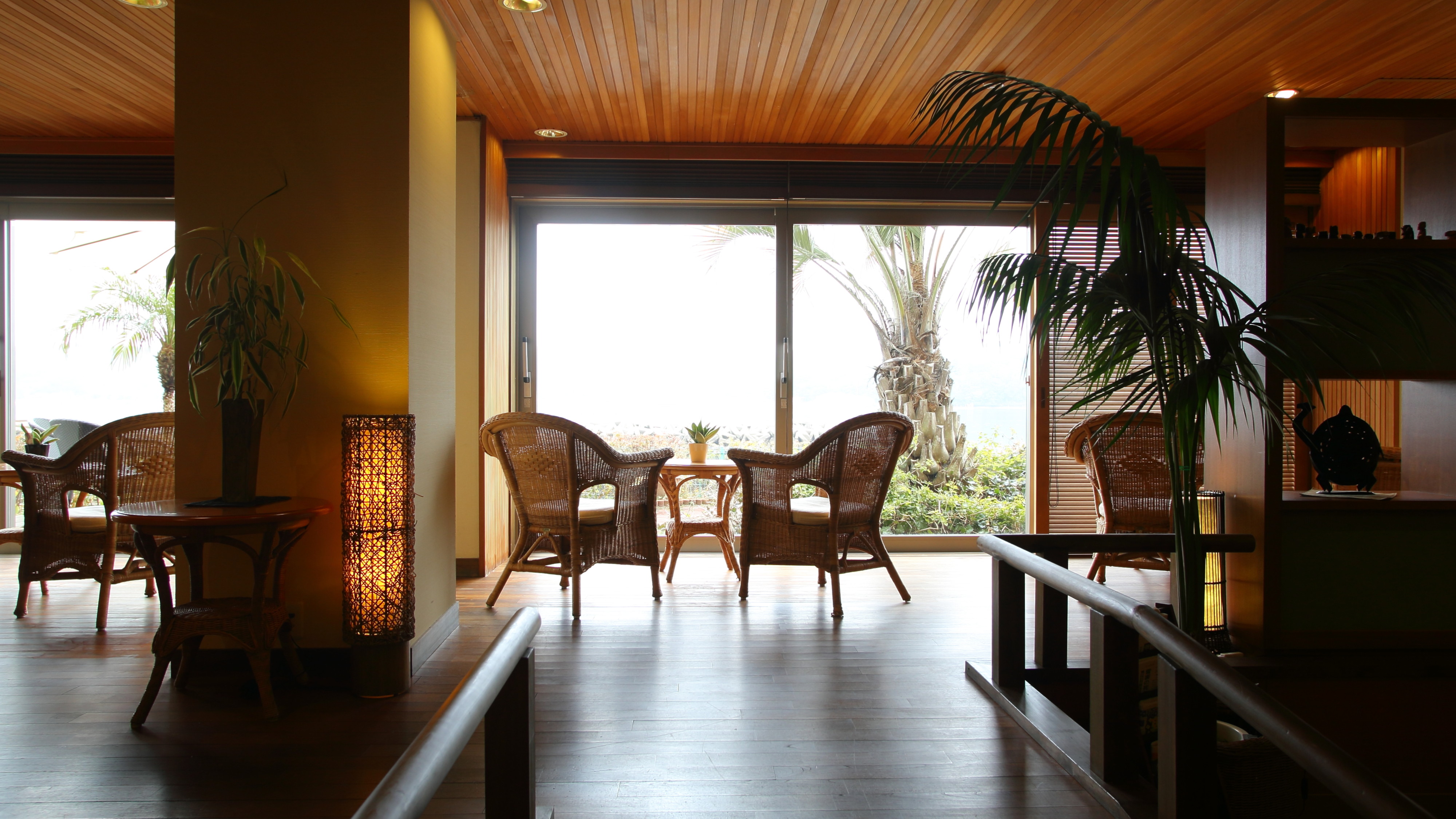 【ロビーラウンジ】南国バリを思わせるこだわりのラウンジです