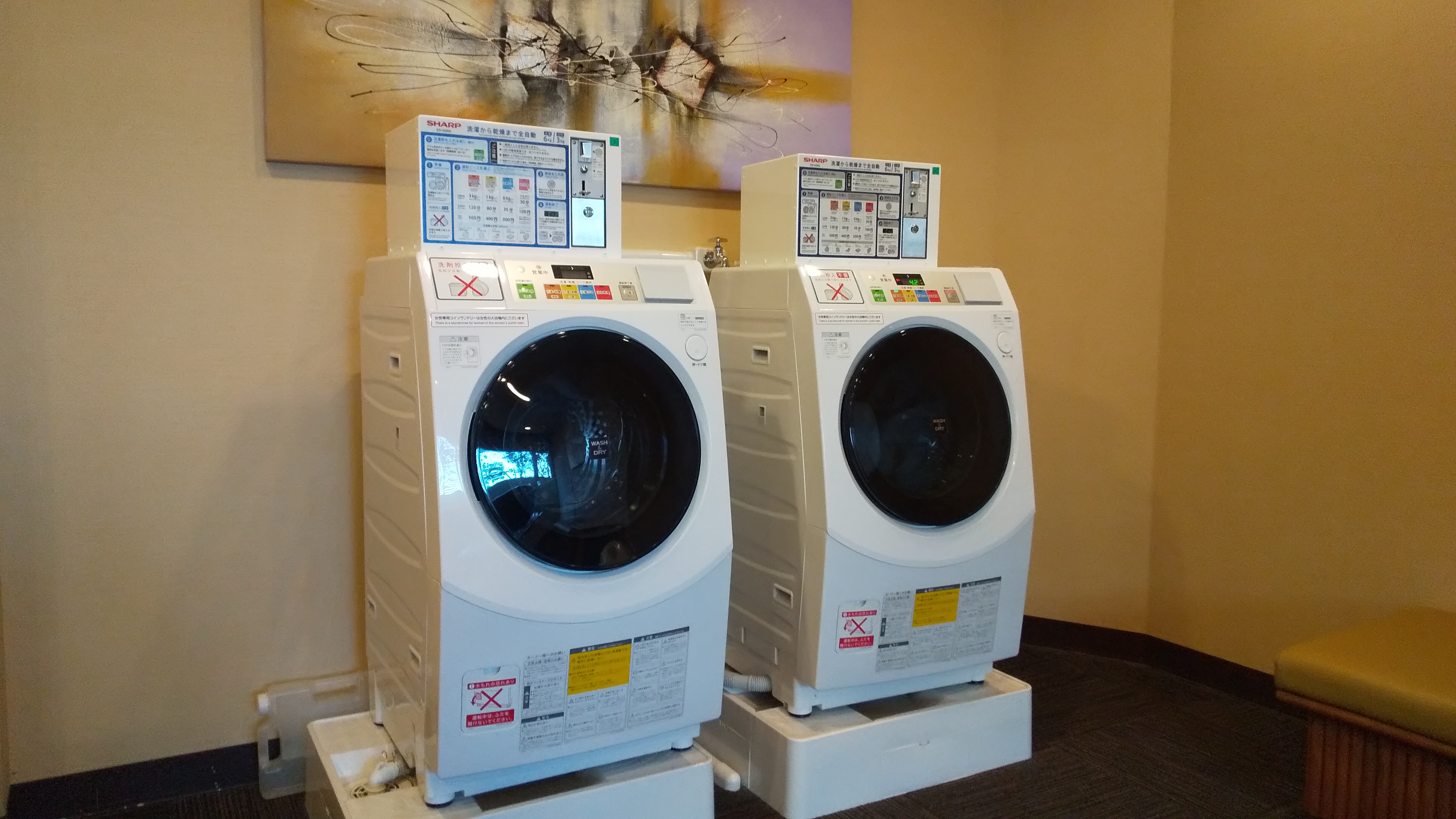 【コインランドリー（リラクゼーションルーム内）】洗剤は機械から自動で投入されます