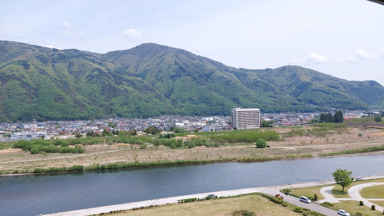 【リバービュー】川側和室10畳で千曲川の眺望　一泊二食バイキングプラン