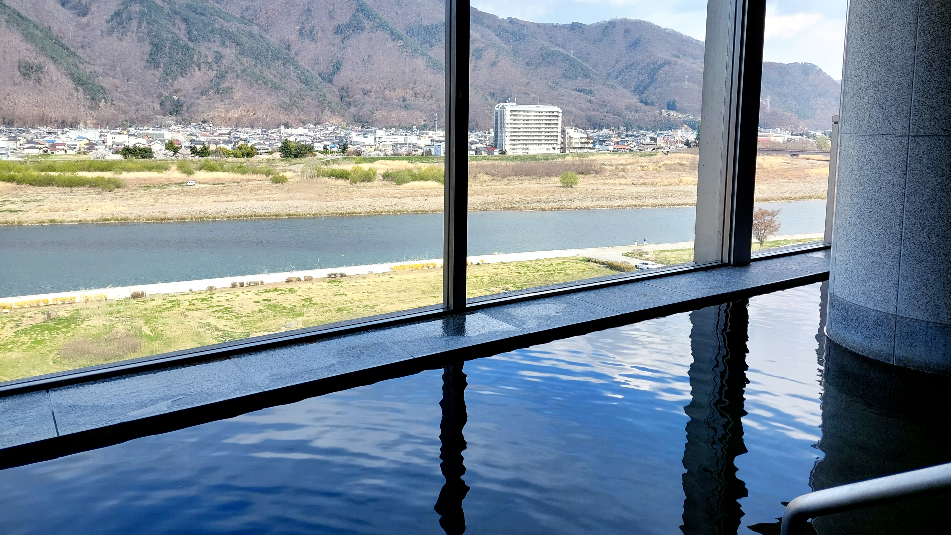 リバーサイド上田館の大浴場。千曲川を見下ろす大きな窓に面した内湯