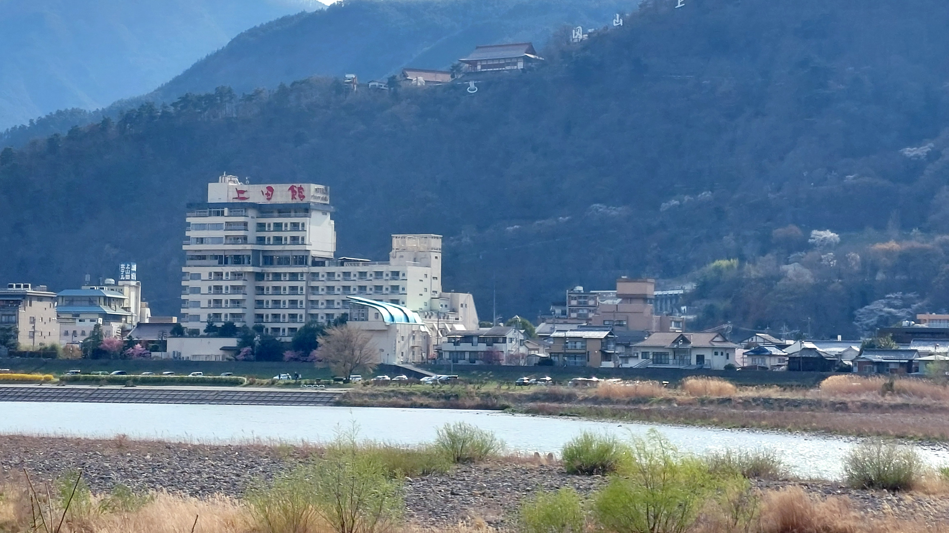 千曲川越しに見たリバーサイド上田館の外観