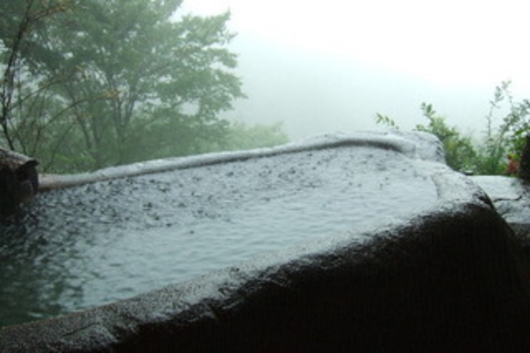 雨の日の空飛ぶ石風呂は向こうまで広がる景色はないけれど雨が二人の小さな世界を作り出してくれる感じ。。