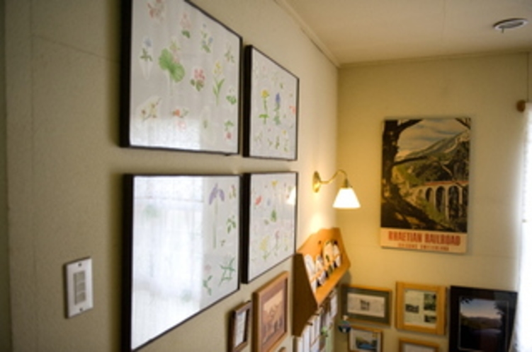 下と上の上り下りの階段の壁には箱根の植物の絵と、大事にしているスイスの鉄道のポスターが掛けてあります