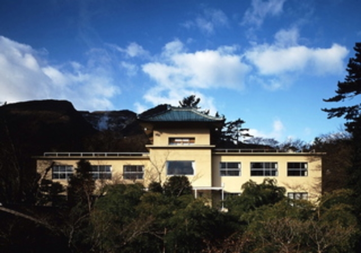 『箱根美術館』美術館一帯は世界救世教の聖地の一つ「箱根神仙郷」といい、苔庭と陶磁器が有名です