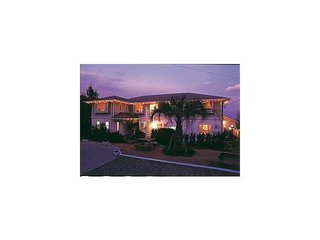 ライトアップされたペンション全景