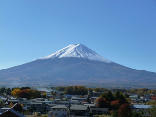 紅葉に彩られた富士山