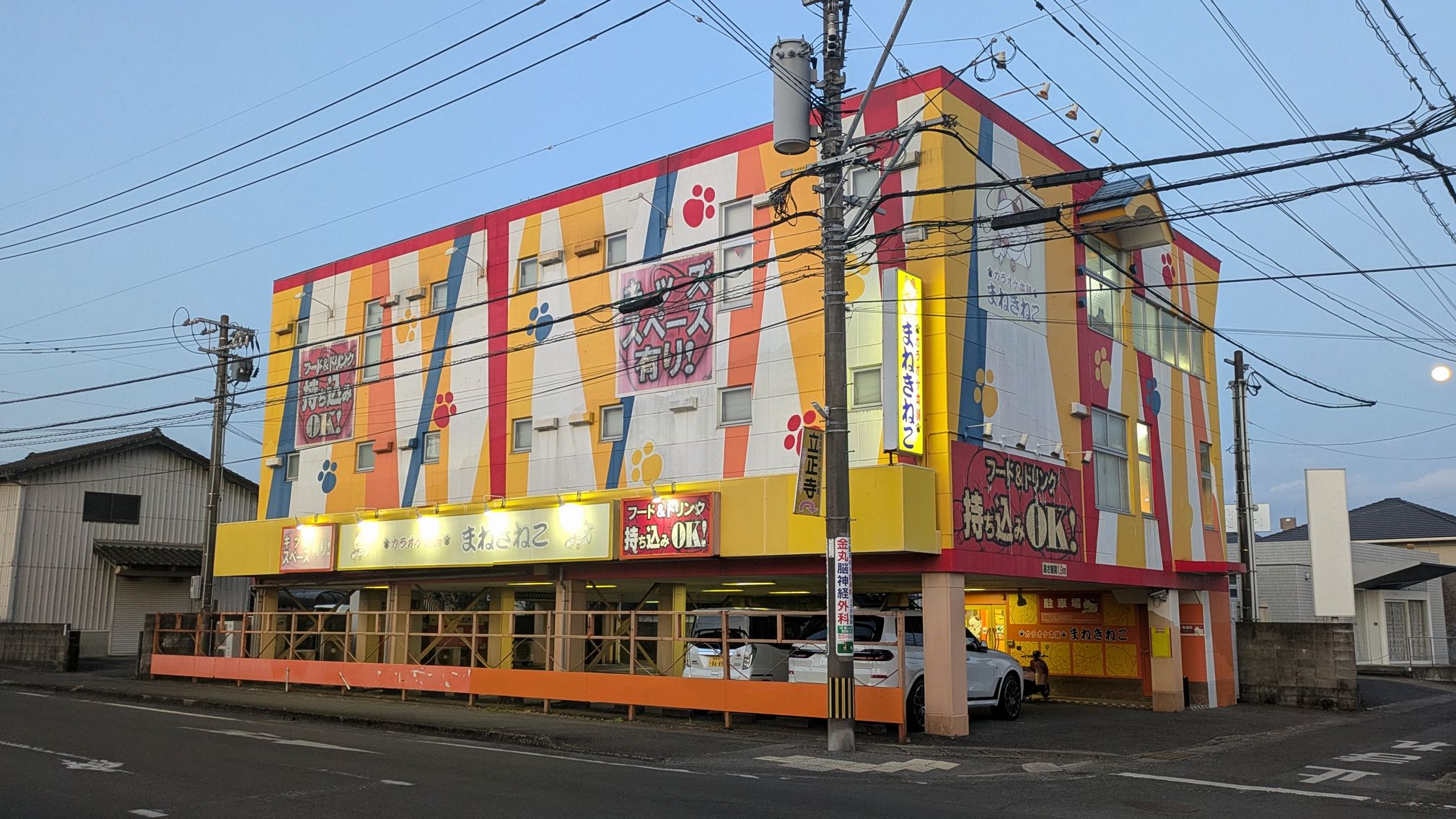 カラオケ「まねきねこ」さん（ホテル目の前）飲食物の持ち込みOK！　24：00まで。