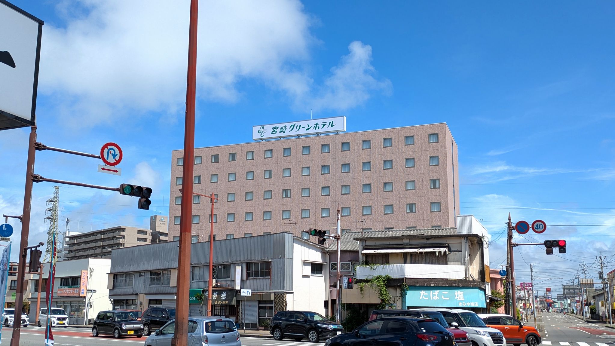 ホテル外観（南側よりのぞむ）　宮崎市役所方面からだとこんな感じです＠＠