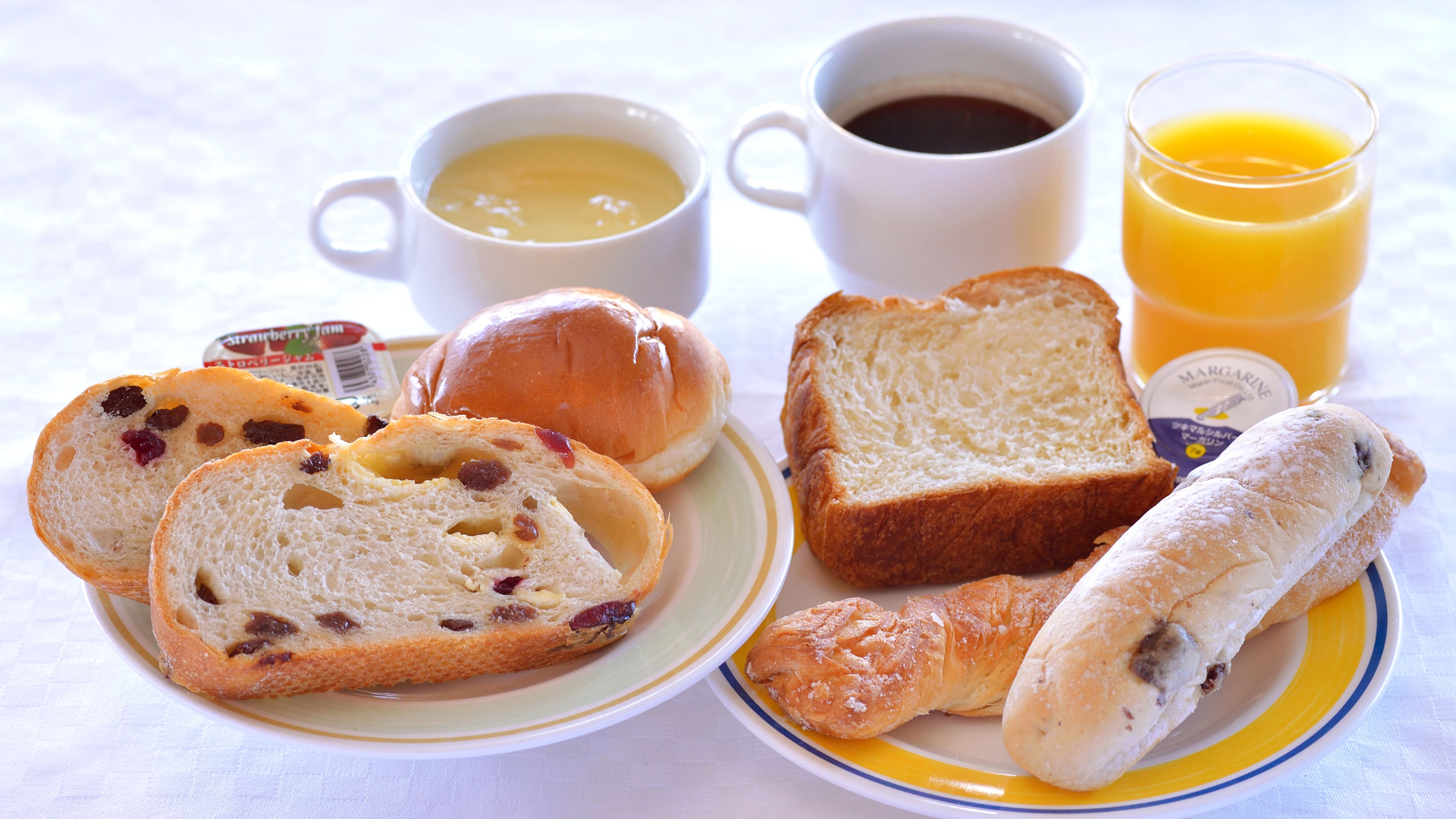 全ての朝食メニューは、無料でパンをお召し上がりいただけます！