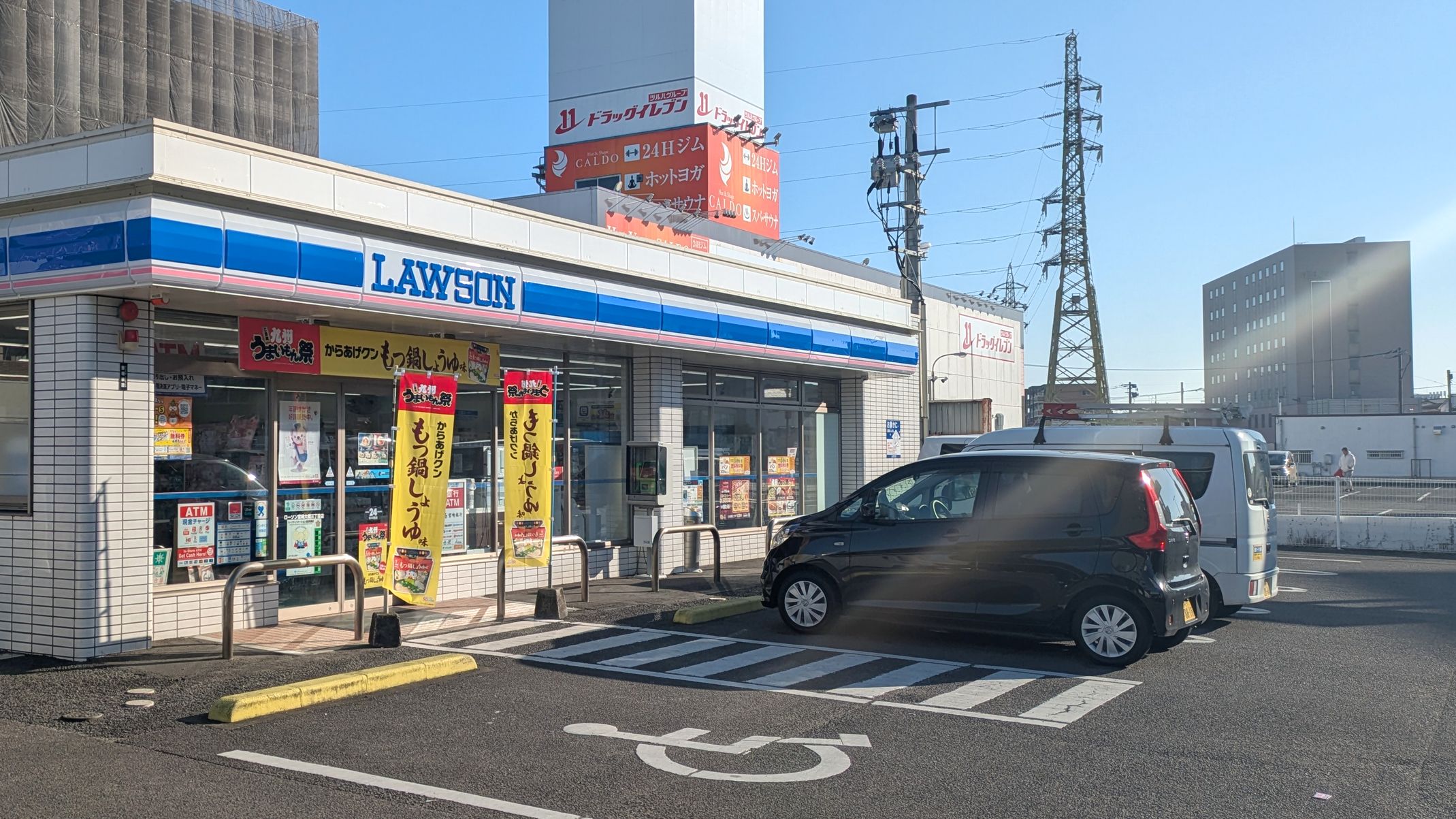 最寄りのコンビニ、ローソンさんまで徒歩3分です。セブンイレブンも4分♪