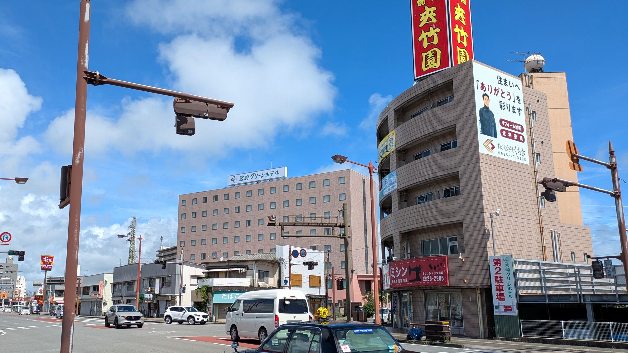 ホテル外観（東側よりのぞむ）　JR宮崎駅方面からだとこんな感じです＠＠