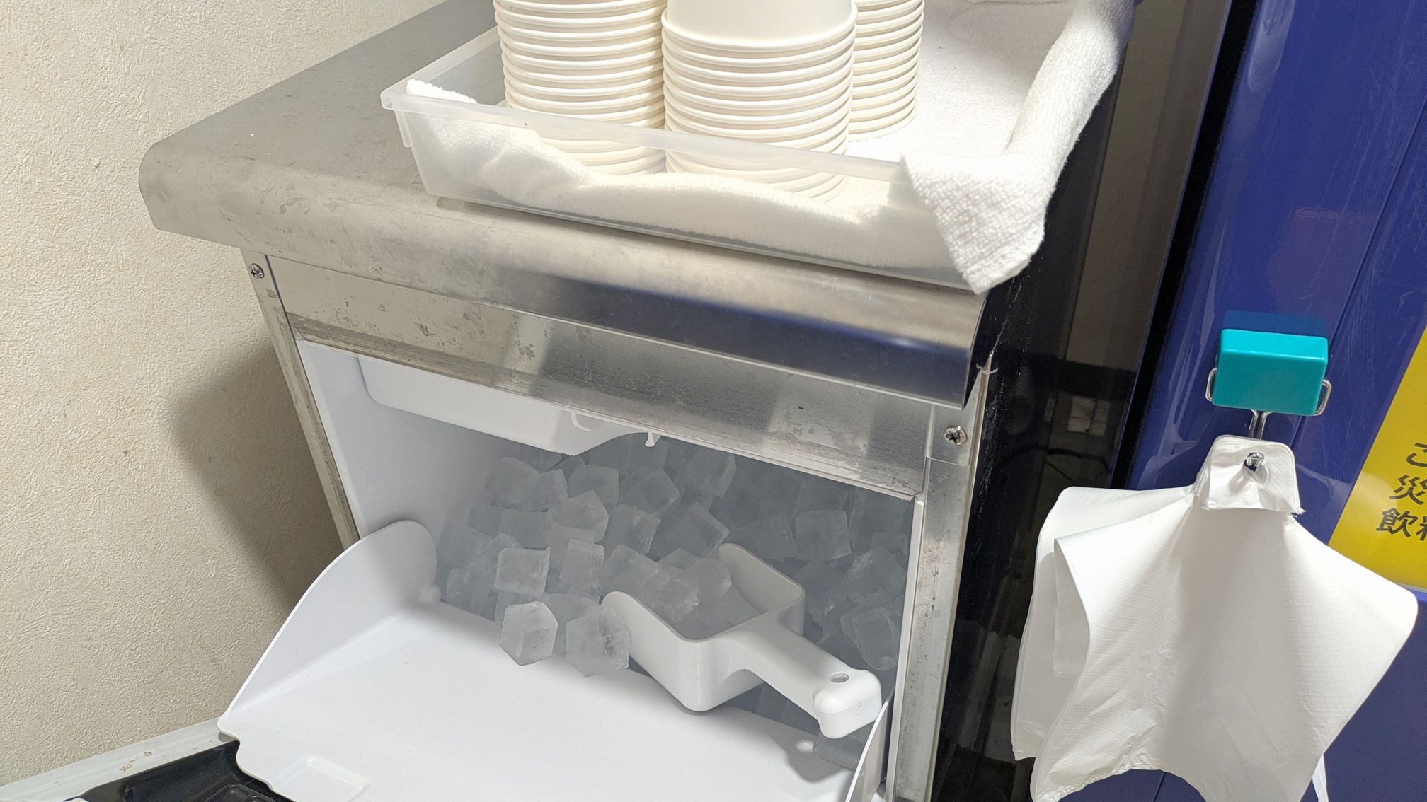 セルフ式無料製氷機は８階にございます。