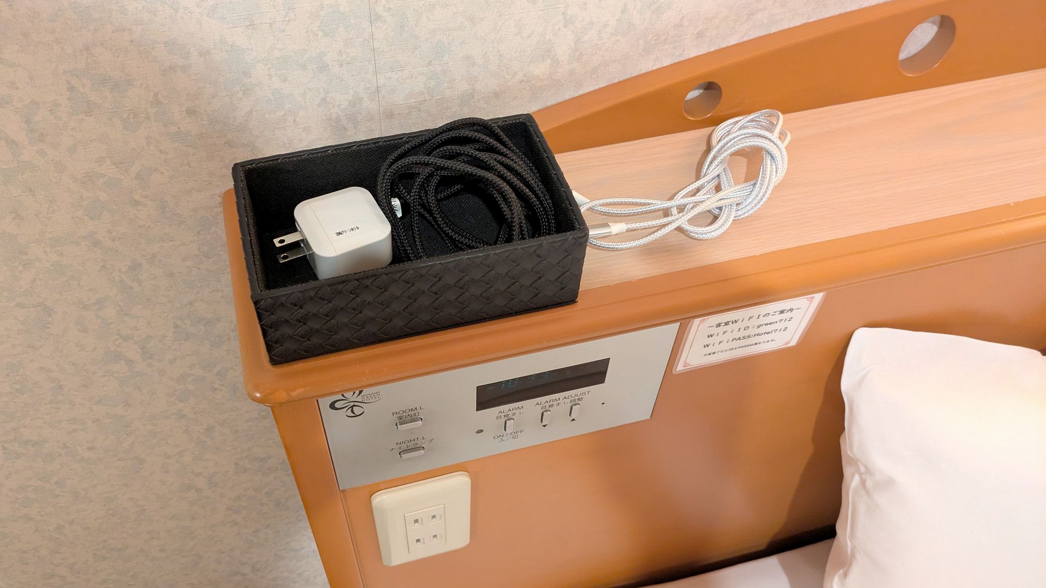 各種充電器もベッド枕元に備え付けですよ♪