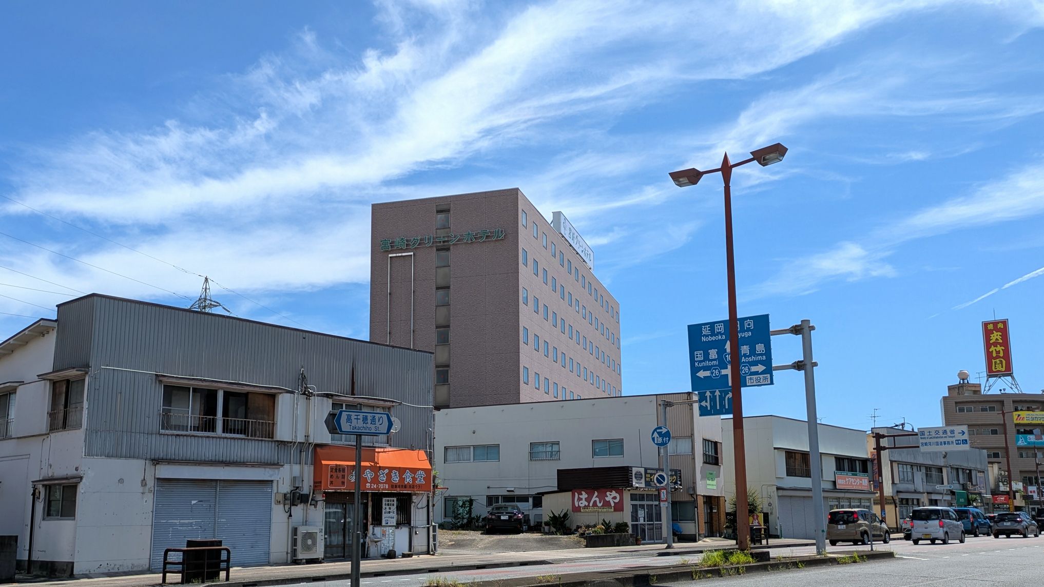 ホテル外観（西側よりのぞむ）　宮崎西インター方面からだとこんな感じです＠＠