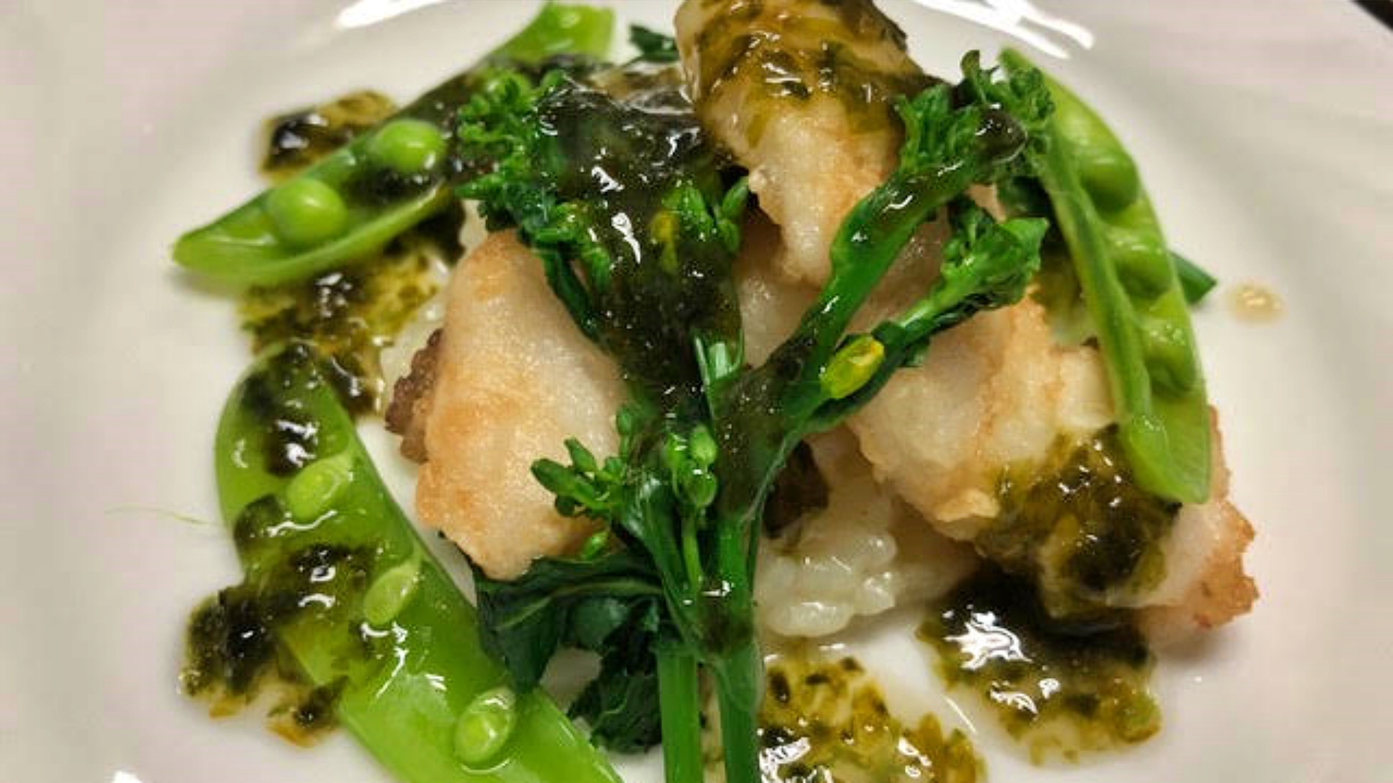 カサゴのポワレ青のりソース春野菜添え 