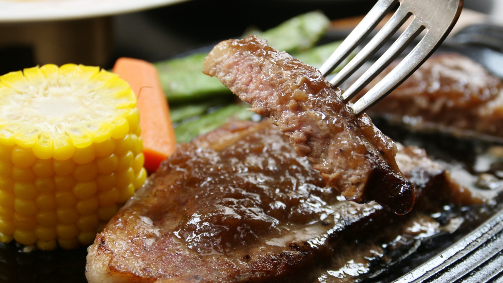  自信を持ってご提供させていただく、最高のお料理をどうぞお楽しみください。