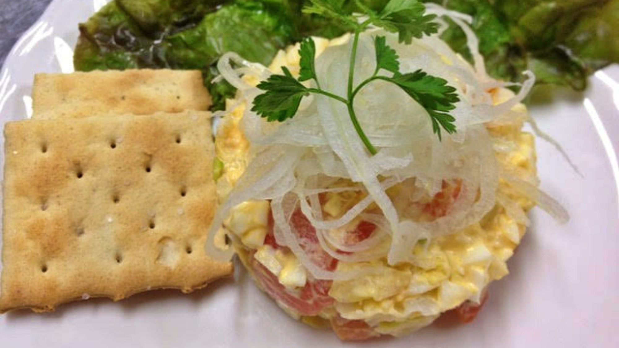 スモークサーモンサラダのセルクル仕立て