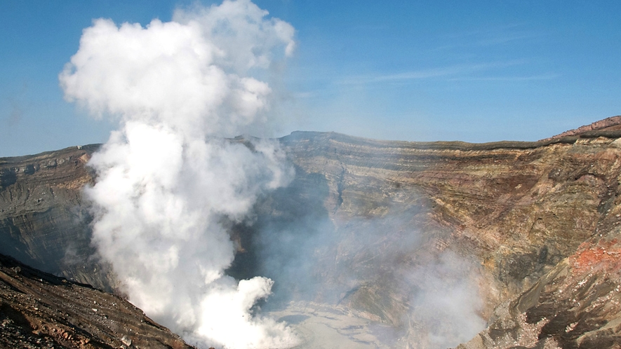 阿蘇中岳火口：噴火口では白い噴煙を上げる様子や風景を間近で見る事ができます。当館より車で約30分。