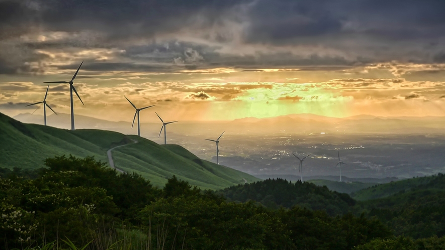 俵山の中腹に10基の風車を擁する風力発電所「阿蘇にしはらウインドファーム」