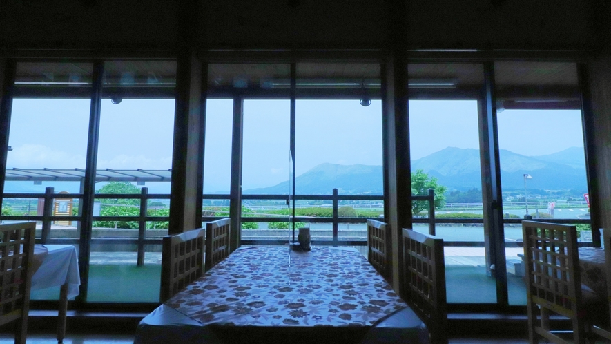 【レストラン】大きな窓からは、阿蘇五岳の雄大な景色が望めます。