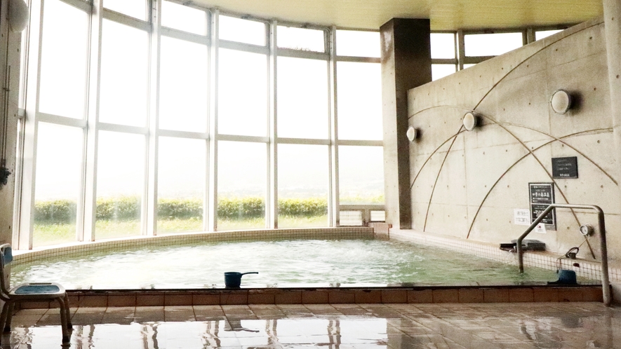 大浴場は阿蘇の雄大な景色を望みながら、久木野温泉に浸ることができます。