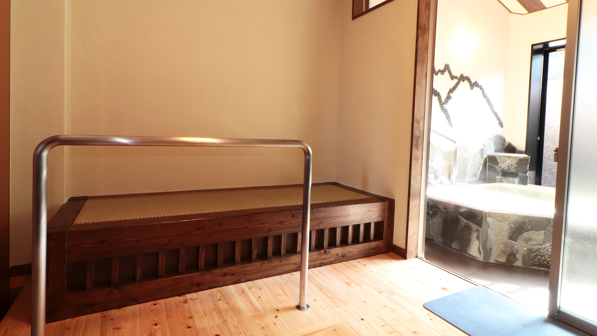 12月1日OPEN「家族風呂」脱衣所にも手すりがございます。（有料・事前予約制）