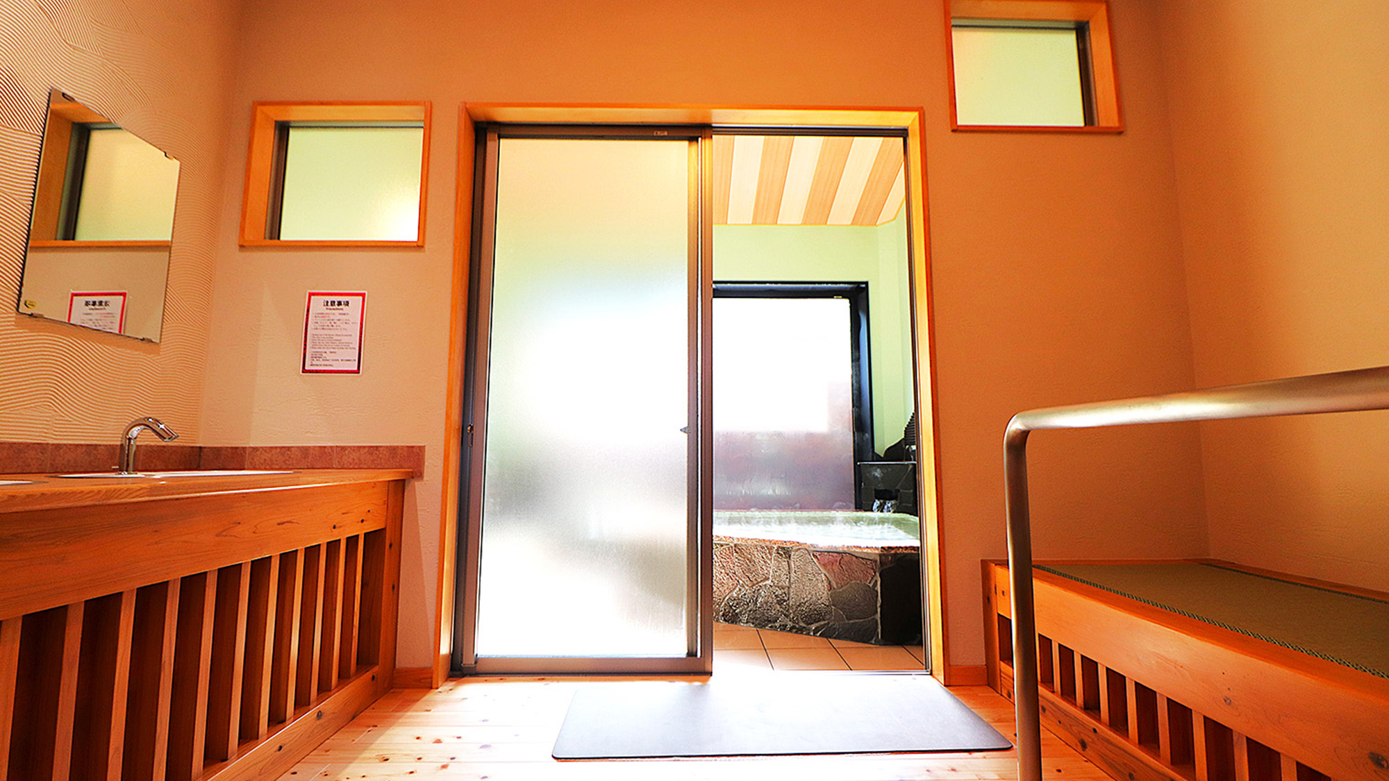 12月1日OPEN「家族風呂」木のぬくもりが感じられる脱衣所です。（有料・事前予約制）