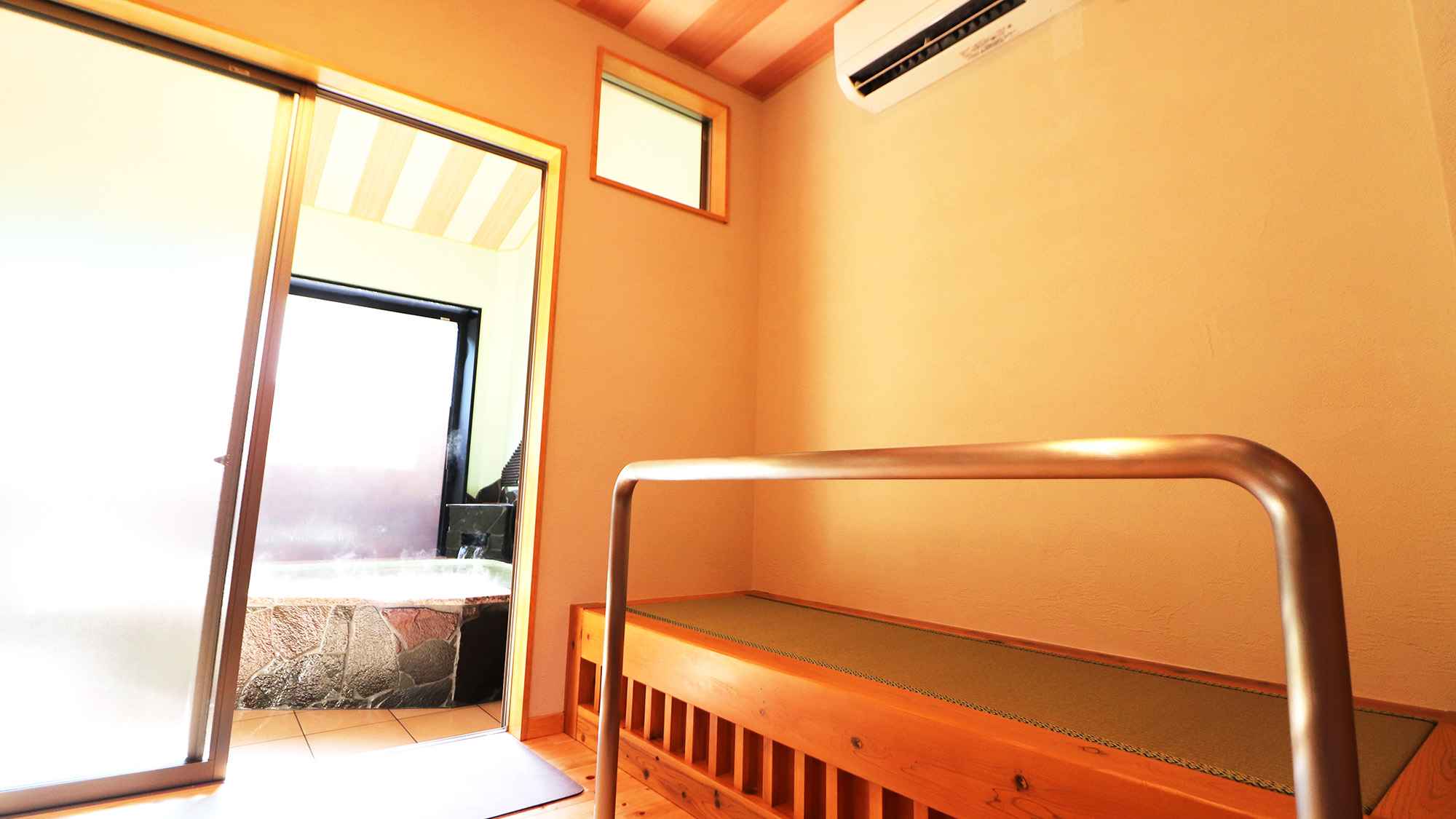 12月1日OPEN「家族風呂」エアコンはコインタイマー式です。扇風機もございます（有料・事前予約制）