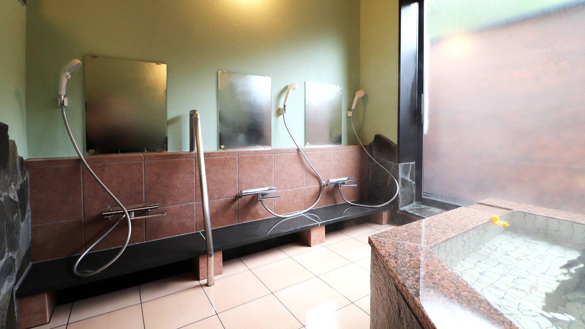 12月1日OPEN「家族風呂」洗い場は3つあり広々快適！（有料・事前予約制）