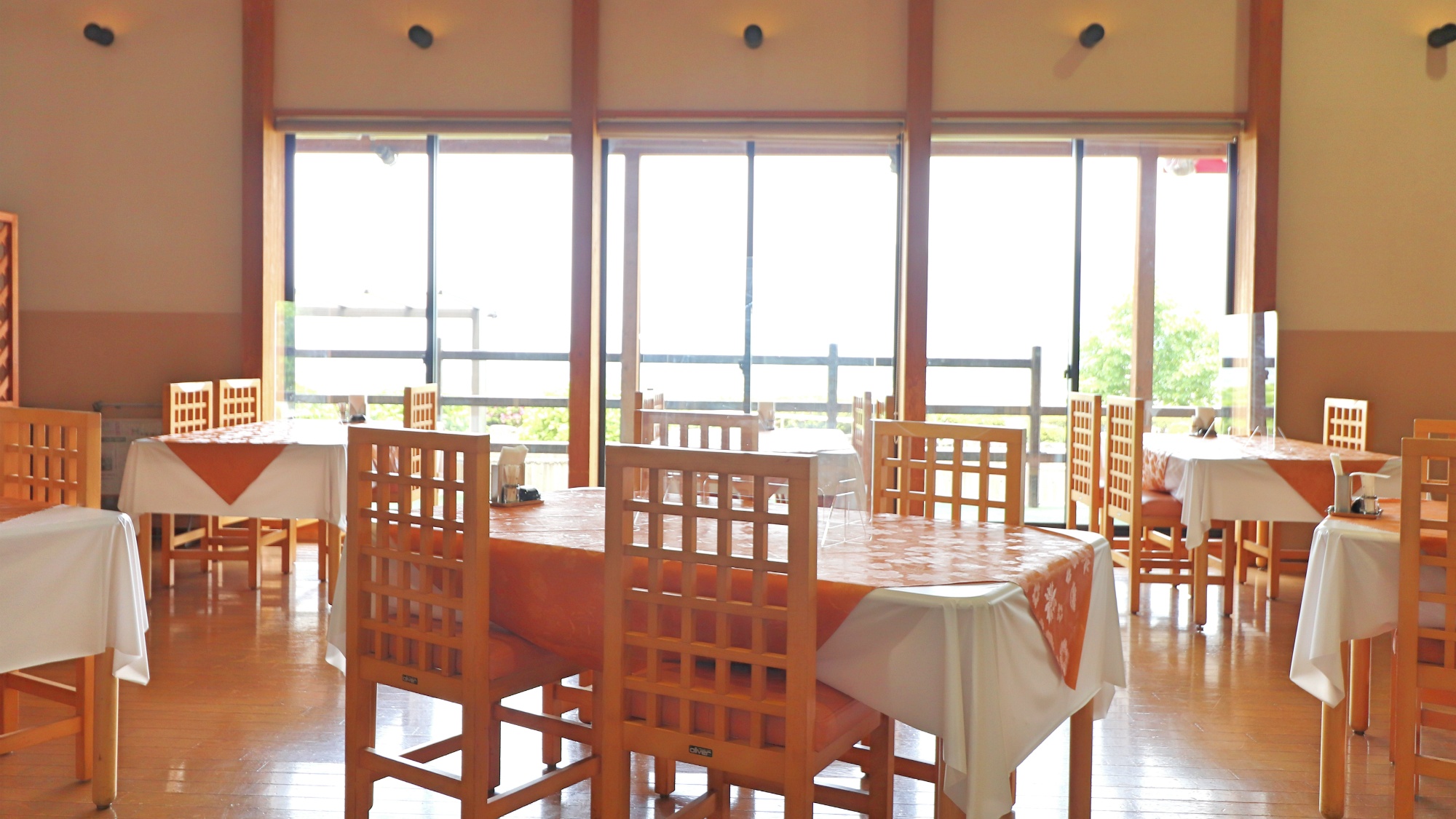 【レストラン】阿蘇五岳の雄大な景色を眺めながら、お食事を愉しむことができます。