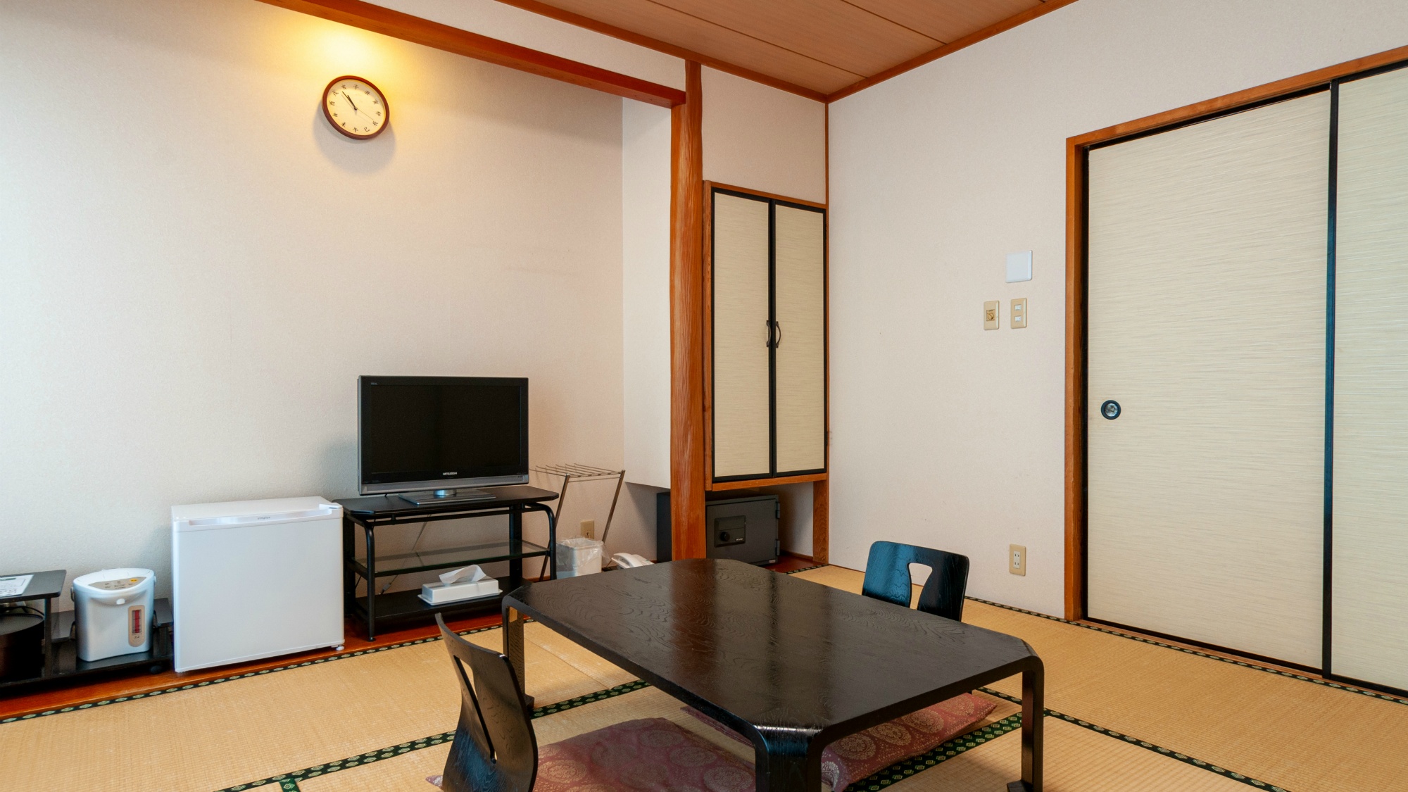 【客室】シンプルな和室は、ゆっくりと雄大な景色を堪能できます。