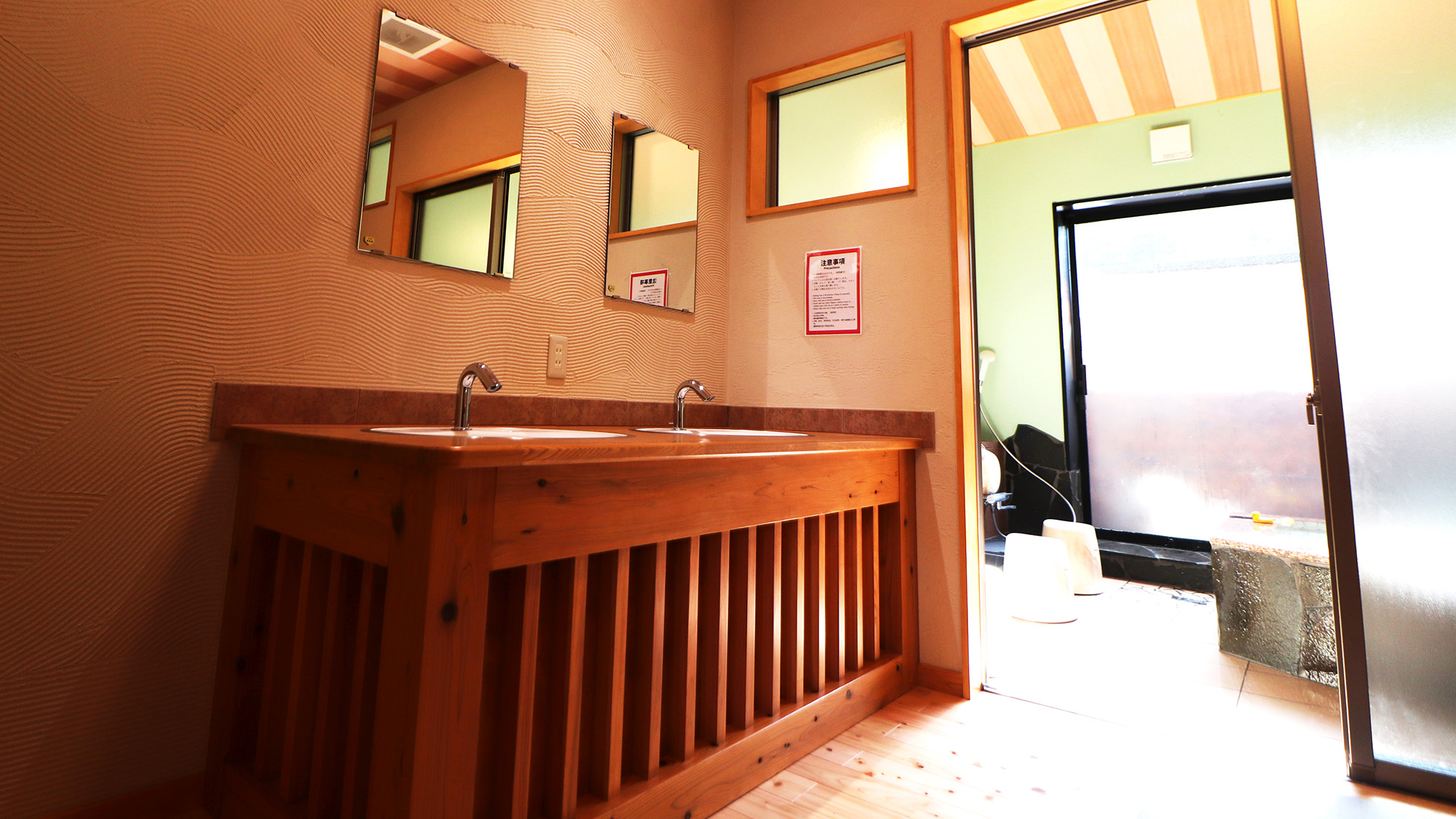 12月1日OPEN「家族風呂」脱衣所には洗面台が二つございます。（有料・事前予約制）