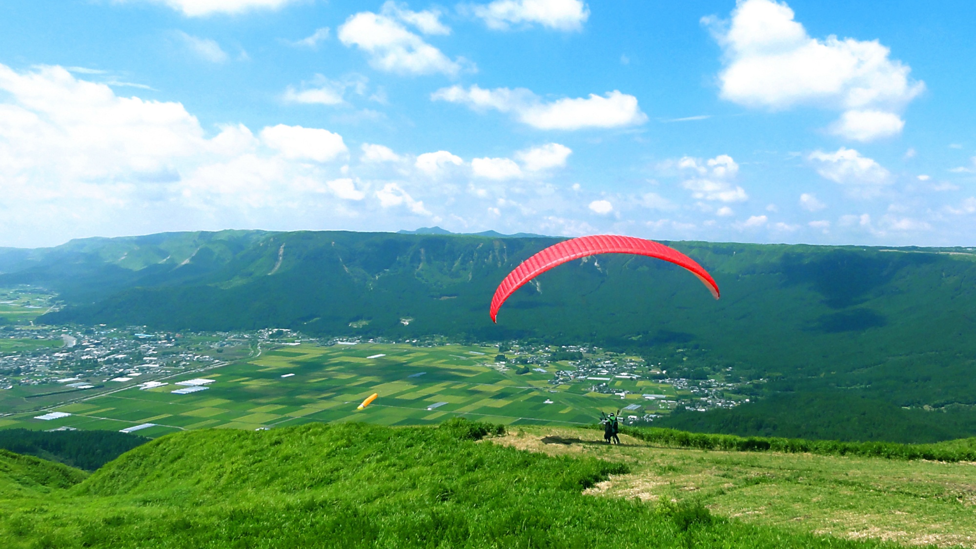 パラグライダー：小高い丘からフワリ空中散歩！誰でも簡単に楽しむことが出来ます。