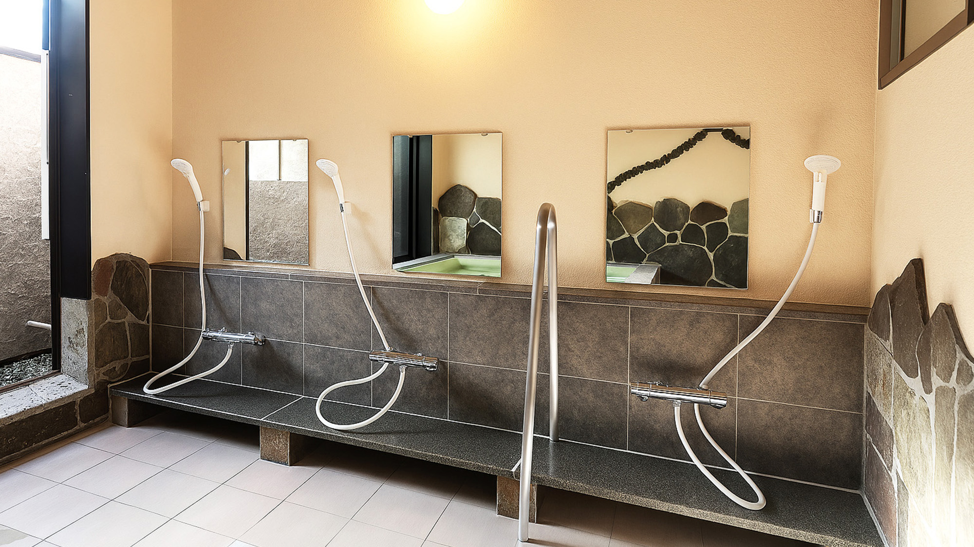 12月1日OPEN「家族風呂」洗い場は3つあり広々快適！（有料・事前予約制）