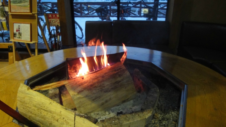 ロビーには暖炉がございます。冬場は火が灯ります。