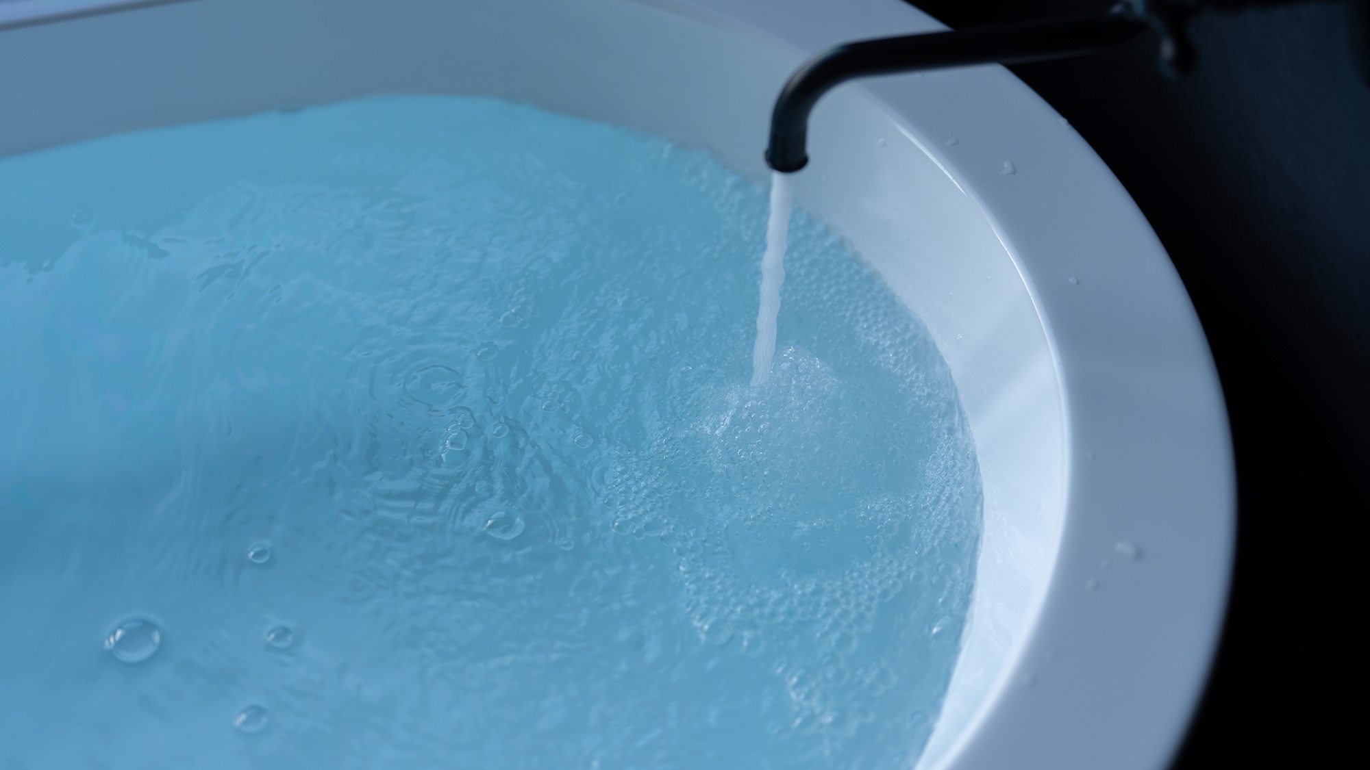 【水風呂】チラー設備により、ととのう理想の温度（16.5℃）をキープ。水郷日田の良質な水を贅沢に。