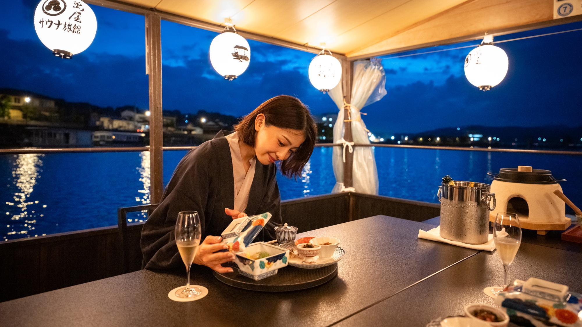 【屋形船】5月下旬～10月は、屋形船の上でお食事体験を。