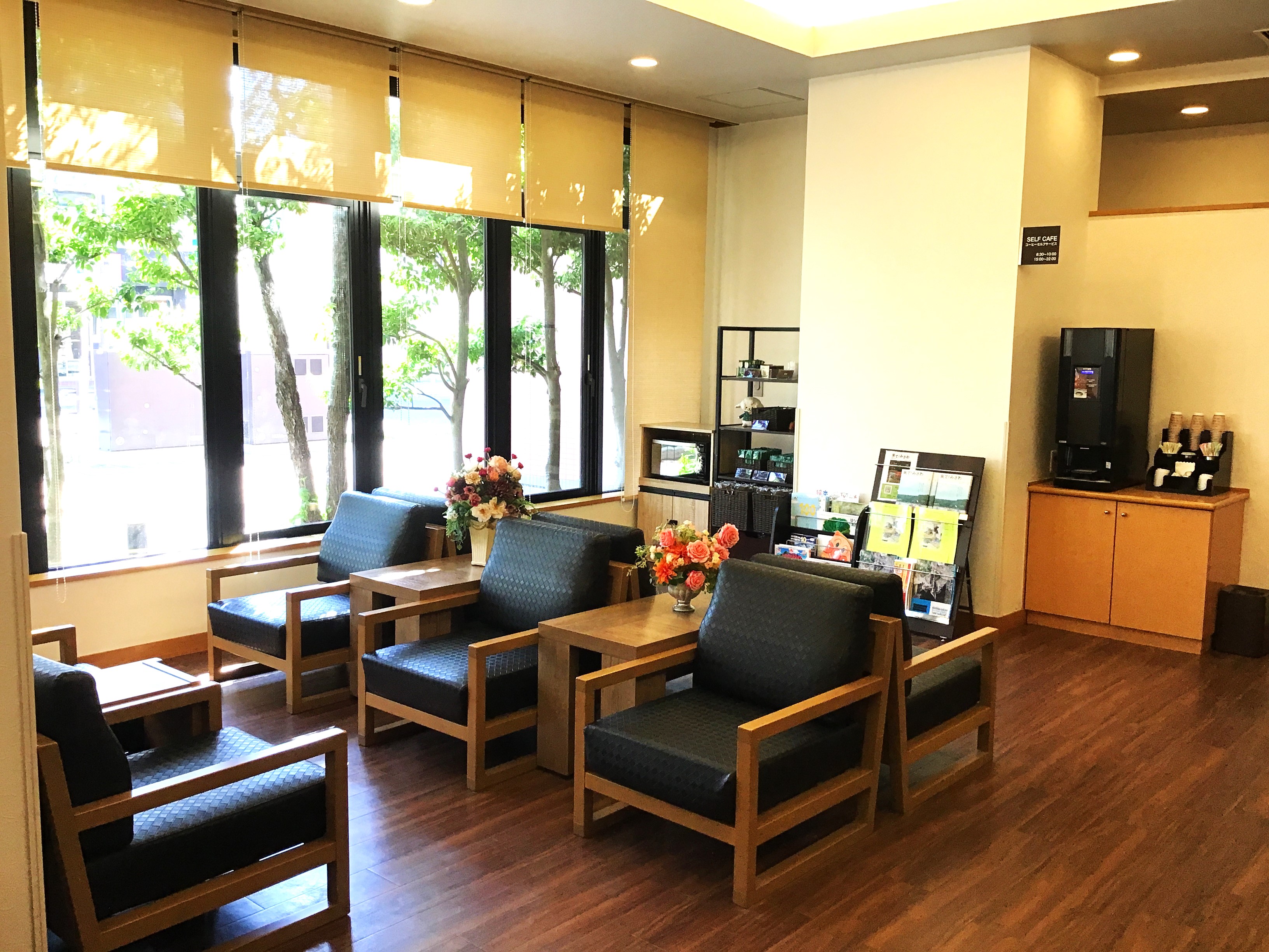 朝は6時30分から10時まで、午後は3時から10時まで、ウェルカムセルフコーヒーをお召し上がりいただけます。