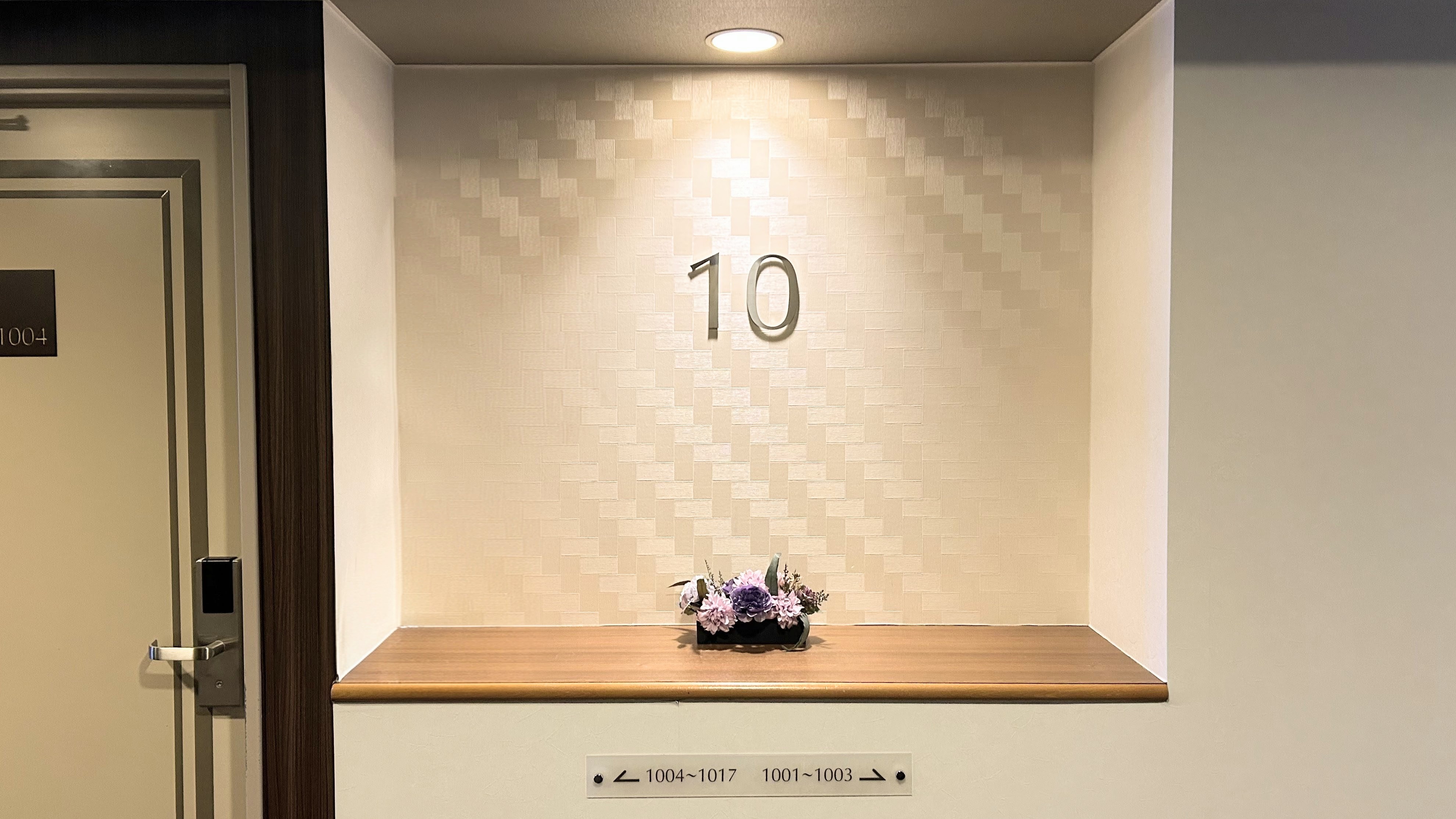 【廊下】当館の最上階は10階でございます。