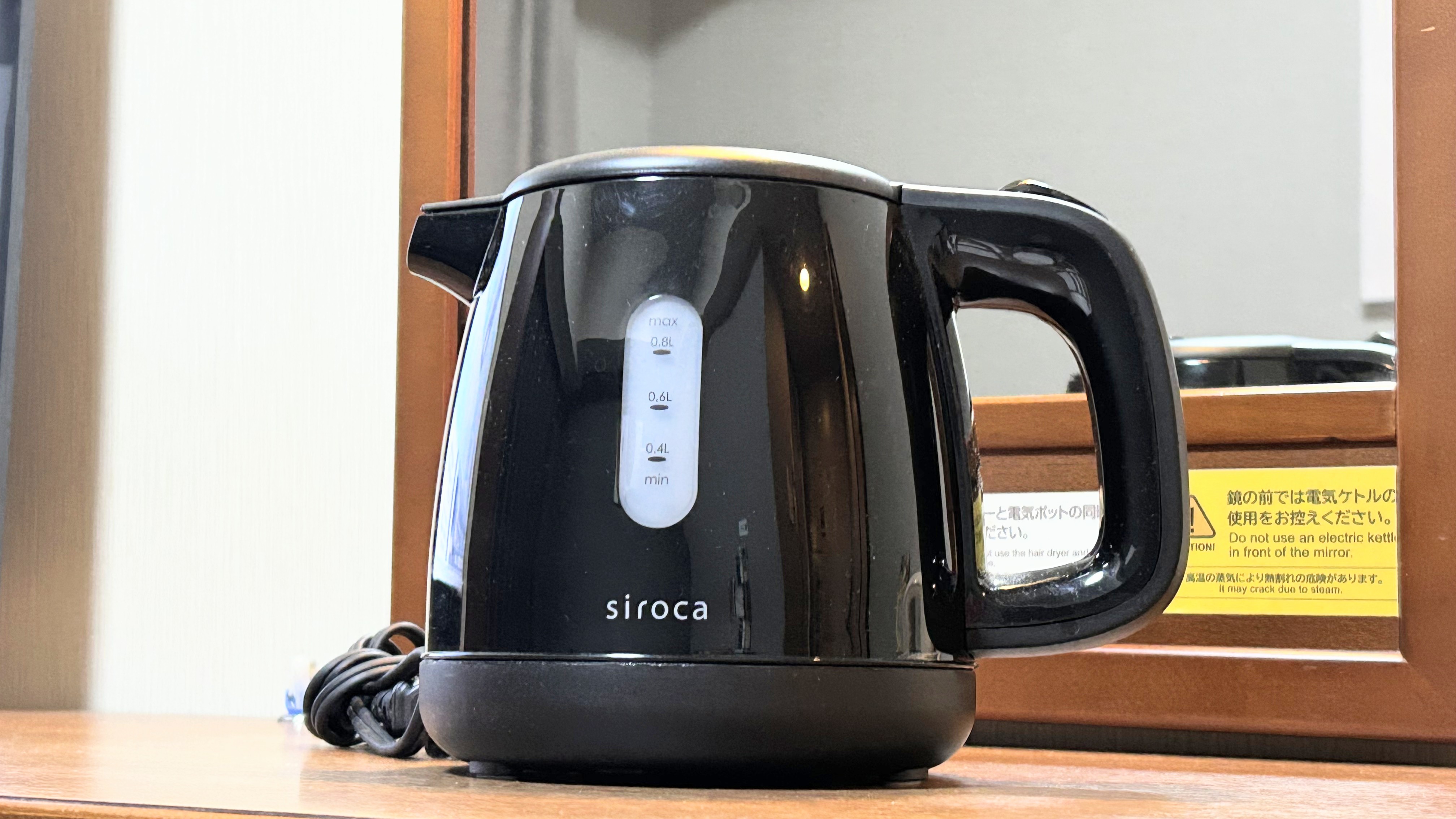 【ポット】客室には電気ケトル（最大0.8L）をご用意しております。