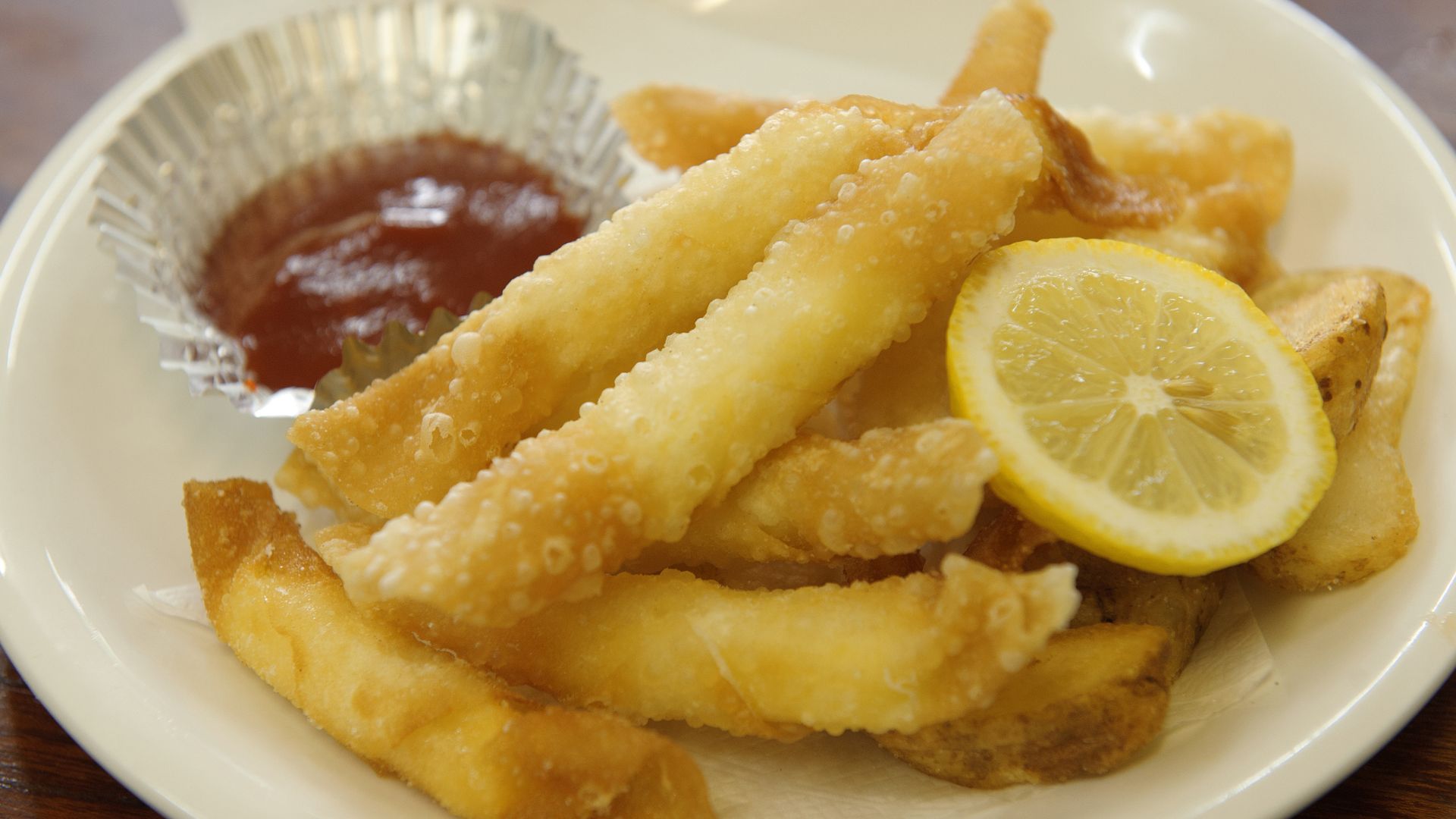 【グルメ・三沢市】チーズロール(パリパリの食感と熱々のチーズが最高で市民はもちろん外国人にも大人気)
