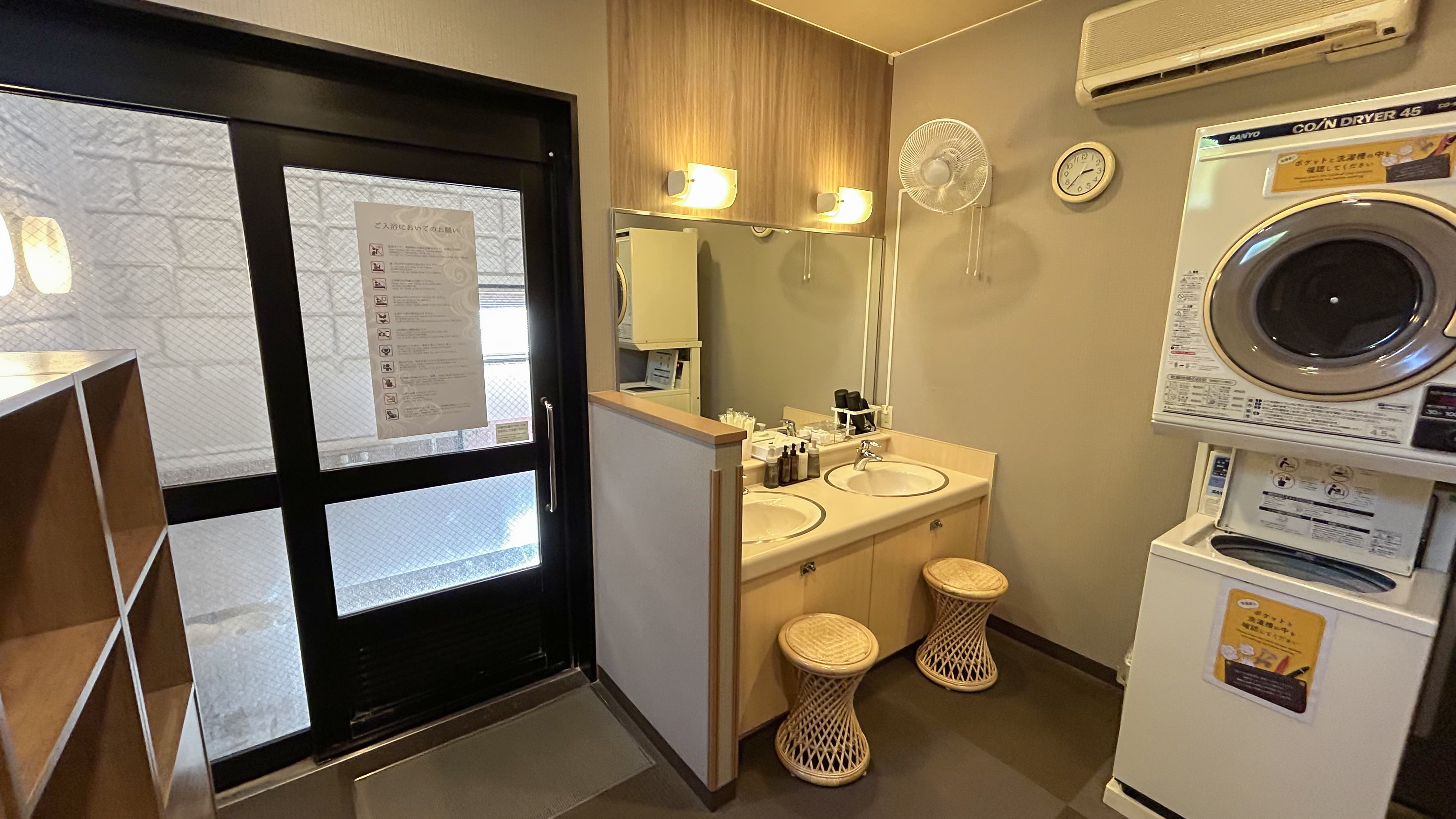 【女性大浴場】脱衣所内にもコインランドリーが1台ございます