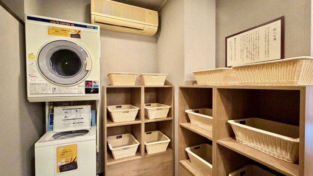 【男性大浴場】脱衣所内にもコインランドリーが1台ございます