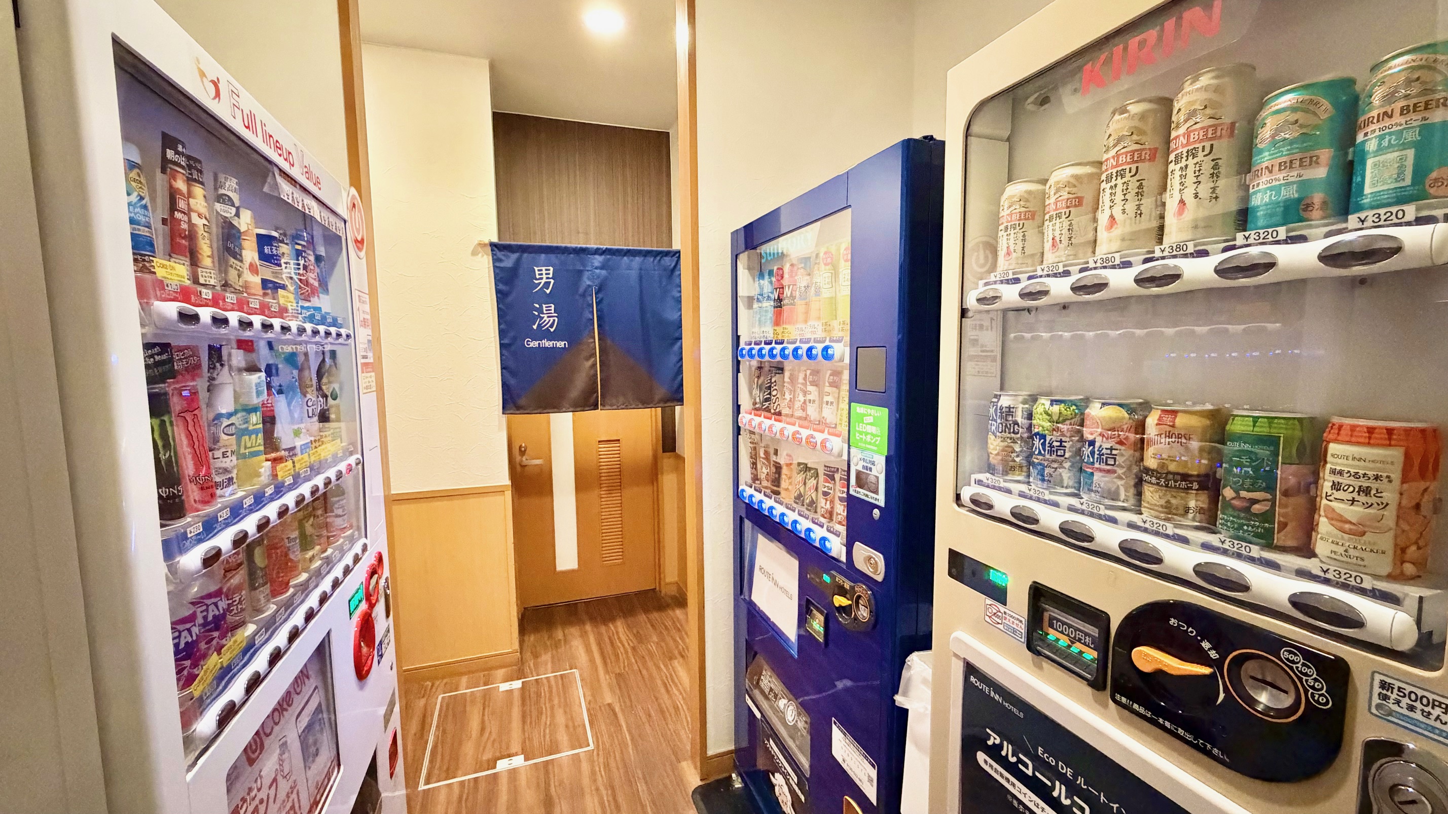 【パブリック】自動販売機は1階にソフトドリンクが2台、アルコールが1台ございます